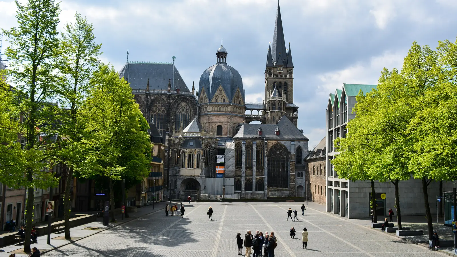 Aachener Dom im Frühling, vom Katschhof aus gesehen