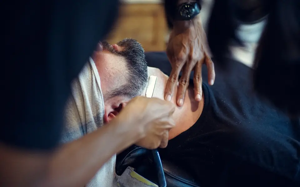 Barbier bei einer Nassrasur