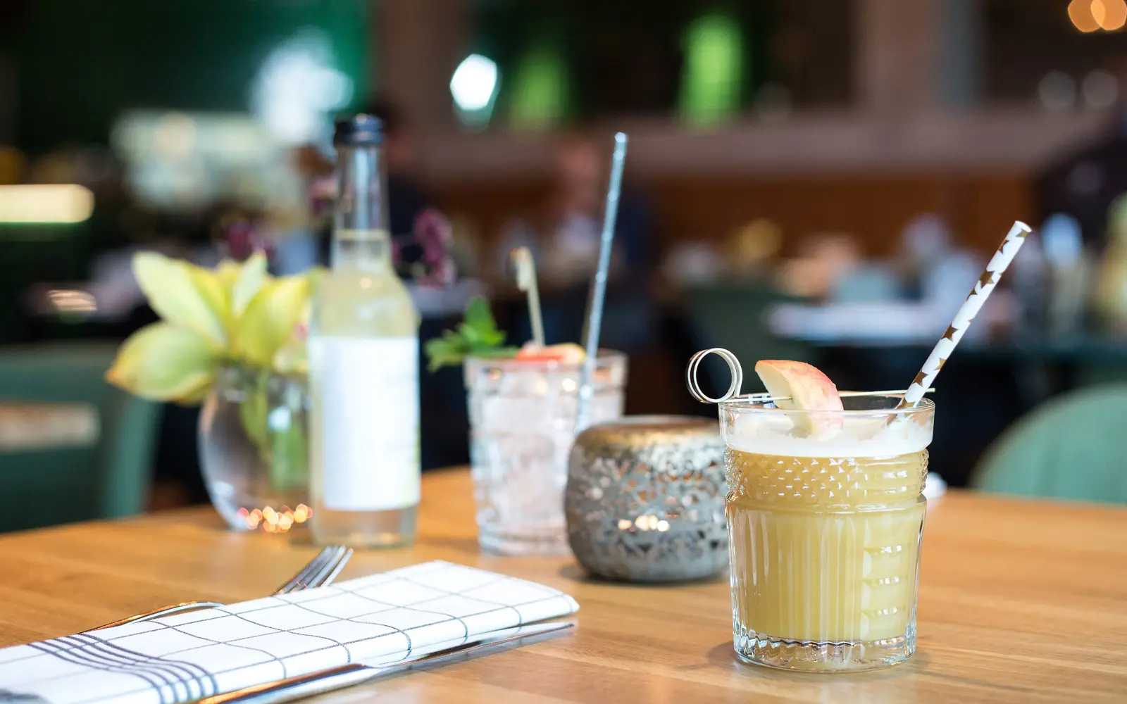 Gedeckter Tisch mit Getränken in einem Restaurant